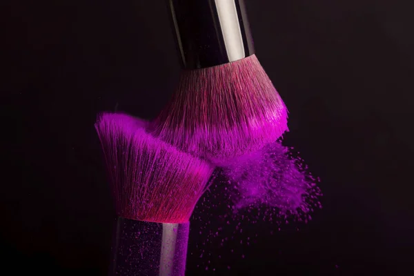 Cepillo de cosméticos y polvo de maquillaje colorido — Foto de Stock