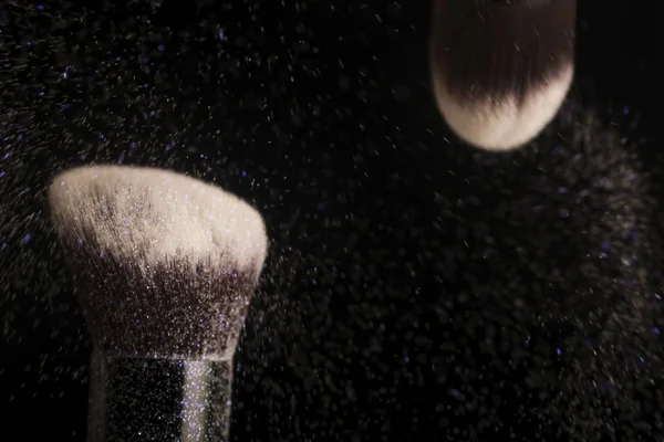 Cepillo de cosméticos y polvo de maquillaje colorido — Foto de Stock