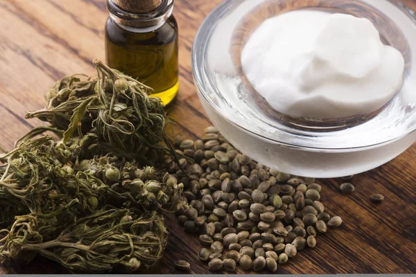 Cannabis oinment naturprodukt. Kosmetisk kräm från Natural he — Stockfoto