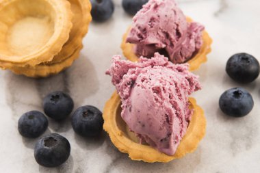 Yabanmersinli meyveli dondurma.