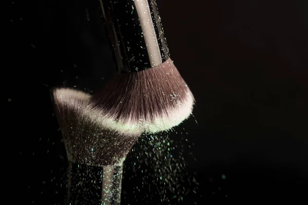 Brosse cosmétique et poudre de maquillage colorée — Photo