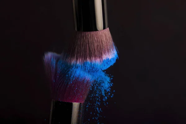 Cepillo de cosméticos y polvo de maquillaje colorido — Foto de Stock