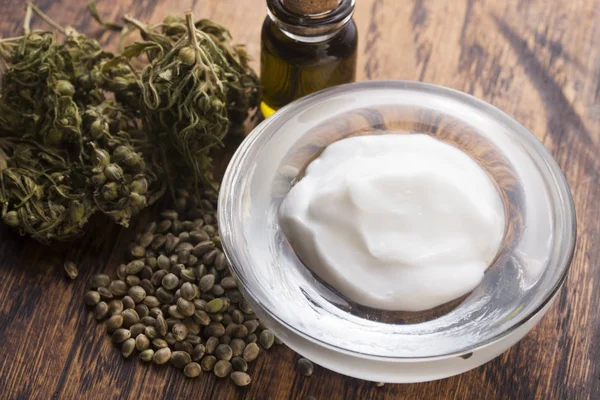 Óleo de maconha produto natural. Creme cosmético de natural ele — Fotografia de Stock