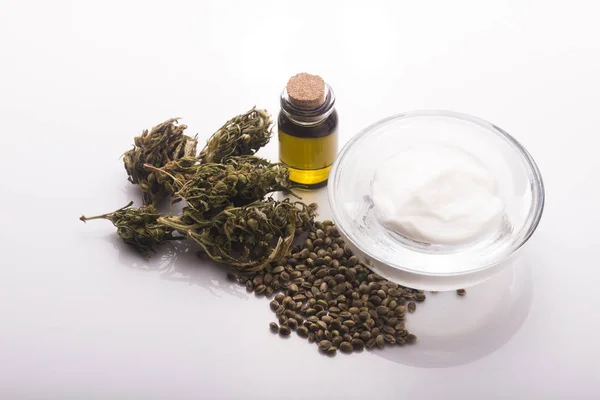 Kannabisz oinment természetes termék. Kozmetikai krém természetből — Stock Fotó