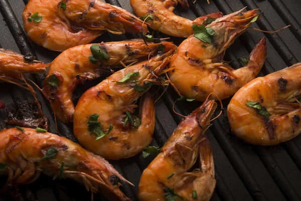 Camarones a la parrilla con salsa de tomate — Foto de Stock