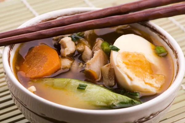 Рамен суп з яєчної локшини страва з рибою лосося — стокове фото