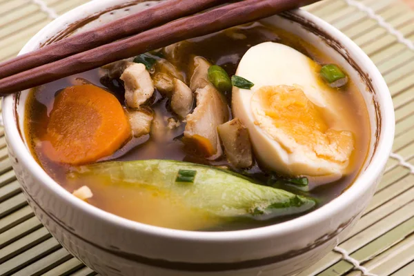 Ramen ägg nudlar soppa med lax fisk — Stockfoto