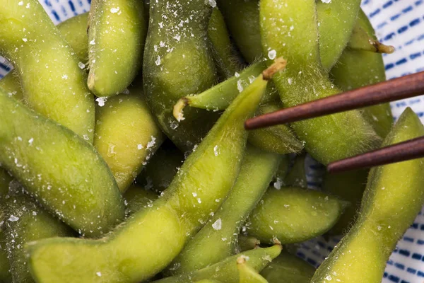 Assiette d'edamame au restaurant japonais de sushi — Photo