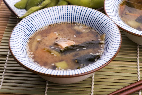 Sopa missô japonesa com tofu, cogumelos e salmão — Fotografia de Stock