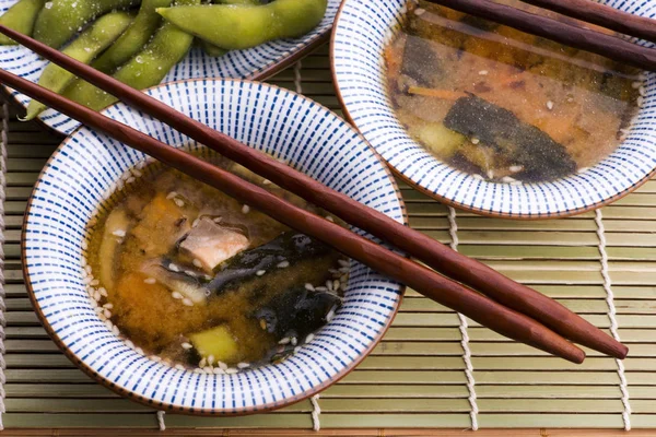 Japońska zupa miso z tofu, grzyby i łosoś — Zdjęcie stockowe