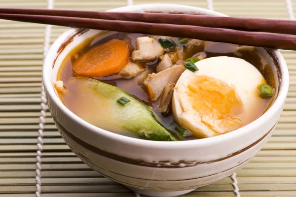 Plato de sopa de fideos con pescado de salmón —  Fotos de Stock