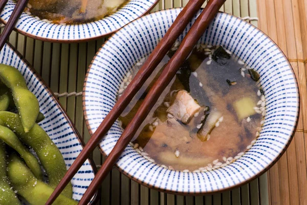 Sopa japonesa de miso con tofu, champiñones y salmón — Foto de Stock