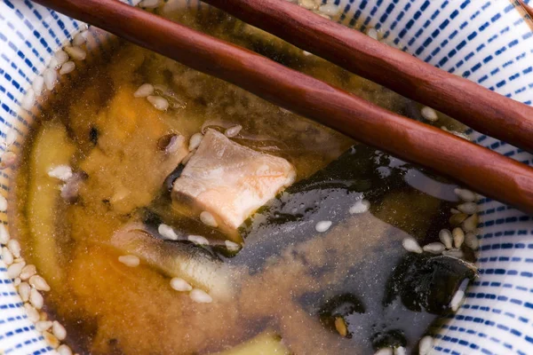 Japansk misosoppa med tofu, svamp och lax — Stockfoto