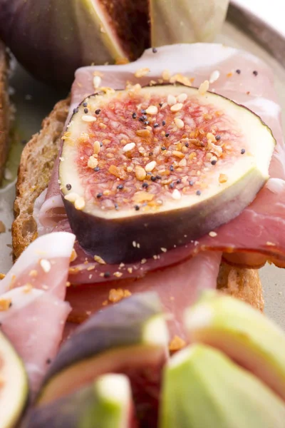 Sandwich mit Schinken, Feigen und Olivenöl — Stockfoto