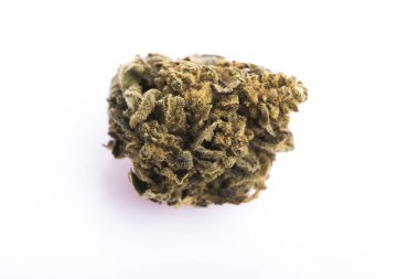 Beyaz arka planda kuru marihuana tomurcuk
