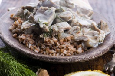 Hindili mideler, sebzeler ve karabuğday kasesi.