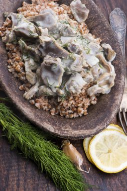 Hindili mideler, sebzeler ve karabuğday kasesi.