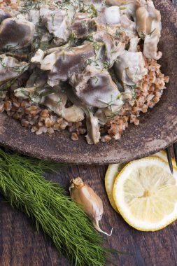 Hindili mideler, sebzeler ve karabuğday kasesi.