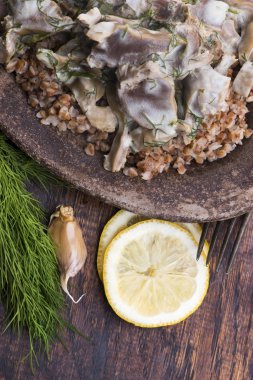 Hindili mideler, sebzeler ve karabuğday kasesi.