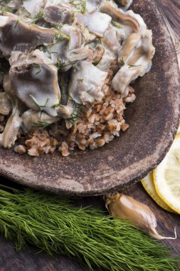 Hindili mideler, sebzeler ve karabuğday kasesi.