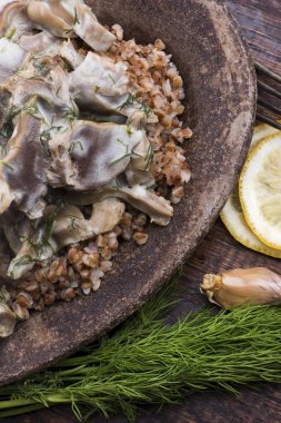 Hindili mideler, sebzeler ve karabuğday kasesi.