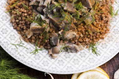 Hindili mideler, sebzeler ve karabuğday kasesi.