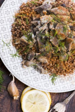 Hindili mideler, sebzeler ve karabuğday kasesi.