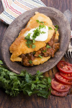 Etli, sebzeli, domatesli ve maydanozlu gözleme.