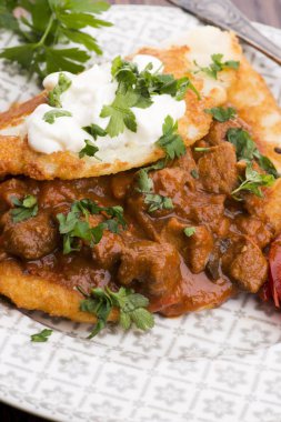 Etli, sebzeli, domatesli ve maydanozlu gözleme.