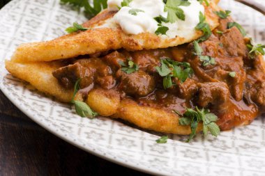 Etli, sebzeli, domatesli ve maydanozlu gözleme.