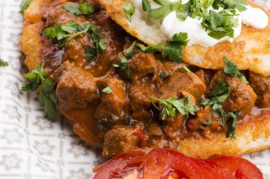 Etli, sebzeli, domatesli ve maydanozlu gözleme.