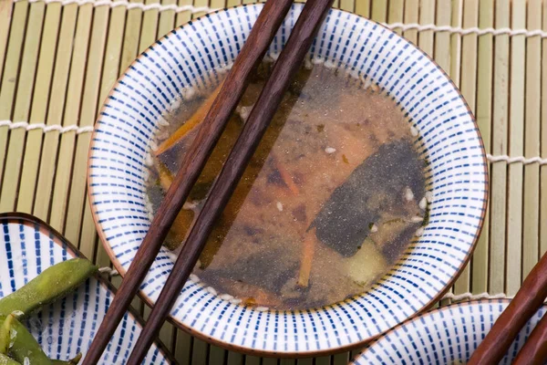 Японський суп з тофу, грибами і лососем. — стокове фото