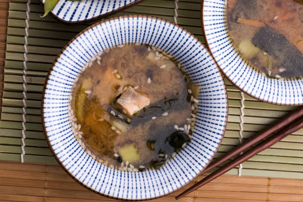 Sopa missô japonesa com tofu, cogumelos e salmão — Fotografia de Stock