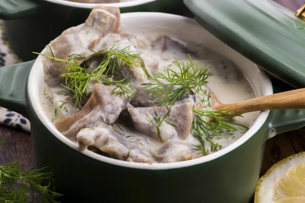 Türkische traditionelle Kuttelsuppe; Iskembe Corbasi und Innereien-Suppe — Stockfoto