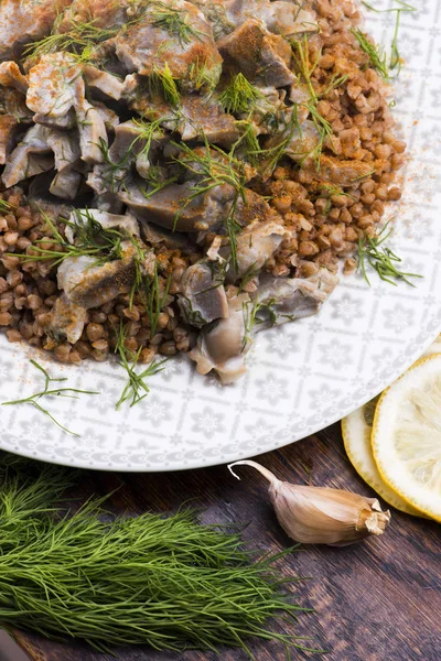 Stomaco di tacchino stufato con verdure e grano saraceno in una ciotola — Foto Stock