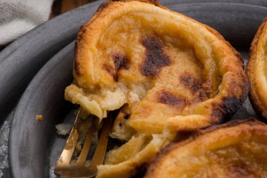 Tipik Portekiz tatlı pastası de nata