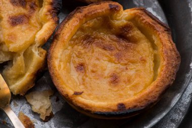 Tipik Portekiz tatlı pastası de nata