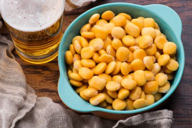 Lezzetli lupinler ve bir bardak bira. İçecek, baklagil..