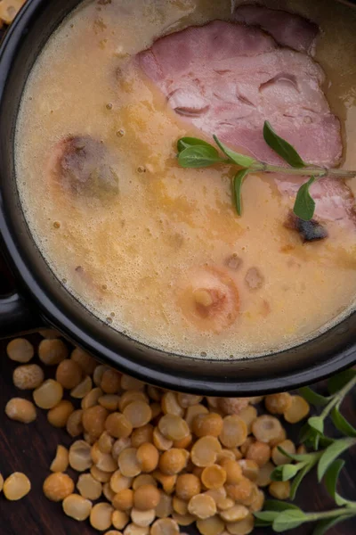 スモークリブのエンドウ豆のスープ — ストック写真