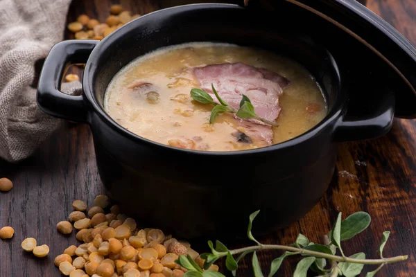 Erbsensuppe Mit Geräucherten Rippen Stockfoto