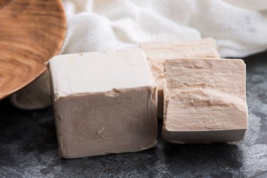 Taze sıkılmış maya servis panosu, seçici odaklanma