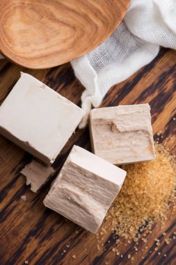 Taze sıkılmış maya servis panosu, seçici odaklanma