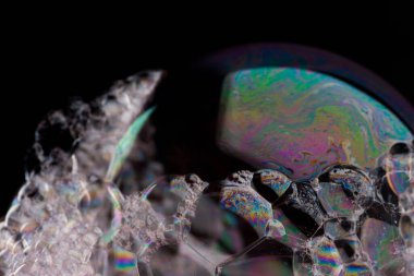 Siyah arkaplanda sabun köpüğü