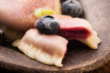 Yaban mersinli börek, tabakta pierogi.