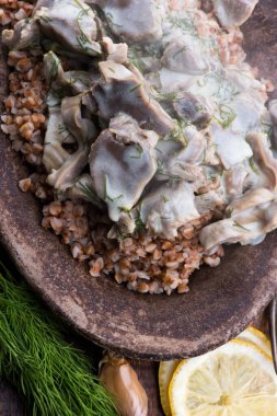 Hindili mideler, sebzeler ve karabuğday kasesi.