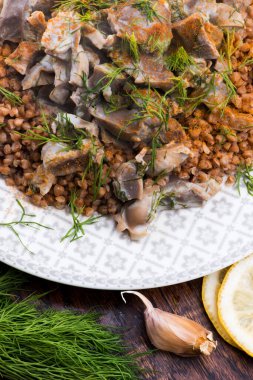 Hindili mideler, sebzeler ve karabuğday kasesi.