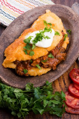 Etli, sebzeli, domatesli ve maydanozlu gözleme.