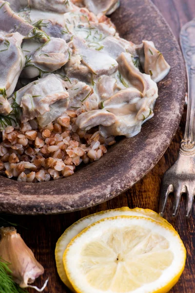 Geschmorte Putenmägen Mit Gemüse Und Buchweizen Einer Schüssel — Stockfoto