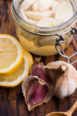 Sarımsak gribe karşı en iyi özelliktir. Sağlıklı sarımsaktan yapılan şurup.