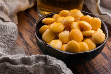 Lezzetli lupinler ve bir bardak bira. İçecek, baklagil..